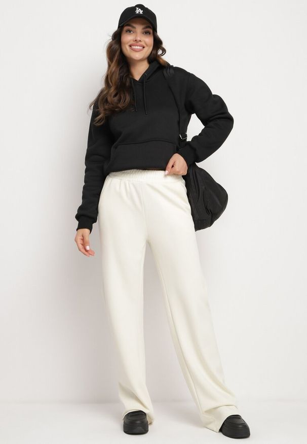 Born2be - Jasnobeżowe Szerokie Spodnie z Wysokim Stanem i Gumką w Pasie Lobria. Okazja: na co dzień. Stan: podwyższony. Kolor: beżowy. Materiał: jedwab. Długość: długie. Styl: elegancki, casual, wizytowy