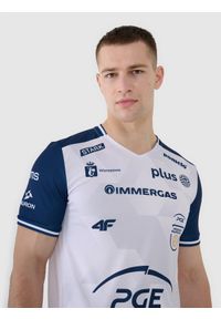 4f - 4F Koszulka meczowa replika domowa z sezonu 2024/25 męska 4F x PGE Projekt Warszawa - multikolor M. Okazja: do domu. Typ kołnierza: dekolt w serek. Kolor: wielokolorowy. Materiał: dzianina, włókno, materiał, syntetyk. Wzór: gładki, ze splotem. Styl: klasyczny, sportowy