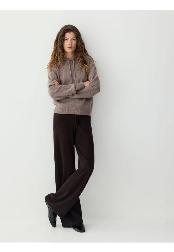 Reserved - Wełniane spodnie z dodatkiem kaszmiru - ciemnobrązowy. Kolor: brązowy. Materiał: wełna, kaszmir