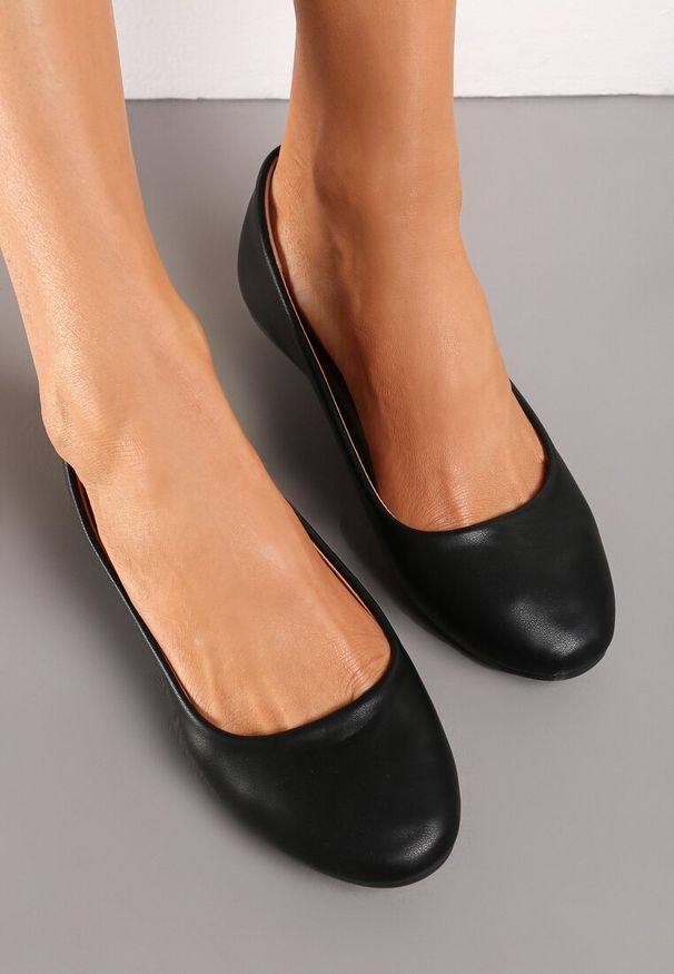 Renee - Czarne Balerinki Akolevia. Okazja: na co dzień. Kolor: czarny. Materiał: jeans, materiał. Obcas: na obcasie. Styl: elegancki, casual. Wysokość obcasa: niski
