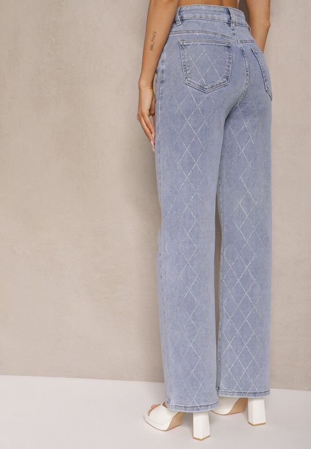 Renee - Niebieskie Jeansy Szerokie Ozdobione Cyrkoniami z Bawełną Nelkio. Okazja: na co dzień. Stan: podwyższony. Kolor: niebieski. Wzór: aplikacja. Styl: casual, elegancki