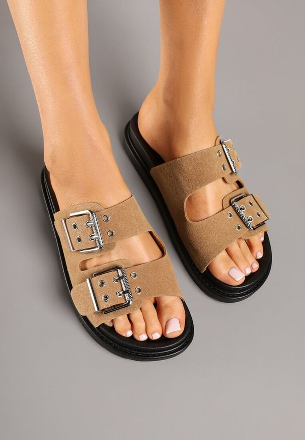 Renee - Ciemnobeżowe Klapki Ozdobione Klamrami Teitelle. Okazja: na spacer, na imprezę, na co dzień. Kolor: beżowy. Wzór: aplikacja. Sezon: lato. Obcas: na platformie. Styl: elegancki, casual