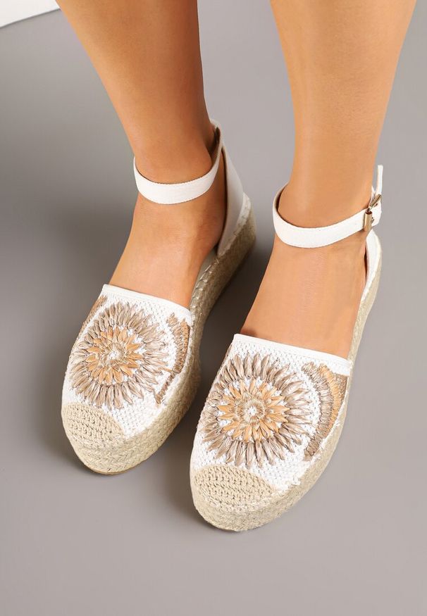 Born2be - Białe Sandały na Grubej Podeszwie w Stylu Boho Merathiela. Okazja: na co dzień. Zapięcie: sprzączka. Kolor: biały. Wzór: haft. Styl: boho