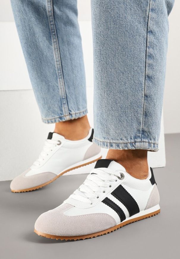 Renee - Białe Sneakersy z Geometrycznymi Paskami Desmira. Okazja: na co dzień. Zapięcie: pasek. Kolor: biały. Materiał: jeans. Wzór: geometria. Obcas: na płaskiej podeszwie