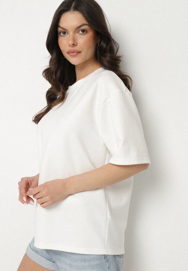 Born2be - Biały T-shirt z Bawełną w Klasycznym Stylu Meravia. Okazja: na co dzień. Kolor: biały. Materiał: bawełna. Wzór: gładki. Styl: klasyczny