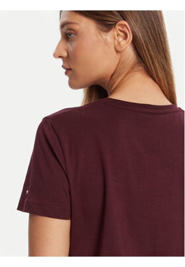 TOMMY HILFIGER - Tommy Hilfiger T-Shirt Gold Crest WW0WW46153 Bordowy Regular Fit. Kolor: czerwony. Materiał: bawełna