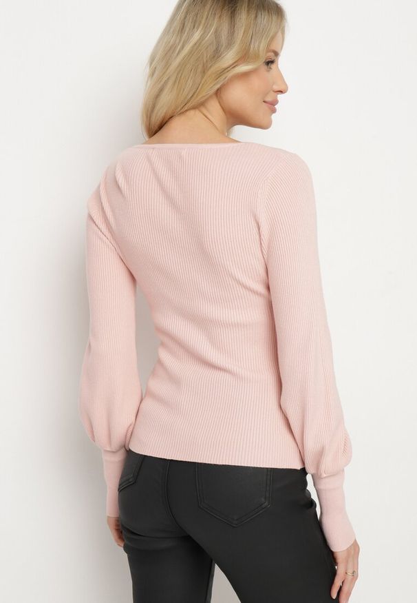 Born2be - Różowy Sweter Uhrieth. Typ kołnierza: dekolt kwadratowy. Kolor: różowy. Materiał: dzianina. Długość: długie. Wzór: prążki