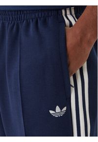 Adidas - adidas Spodnie dresowe adicolor Spacer Track KD4087 Granatowy Baggy Fit. Kolor: niebieski. Materiał: syntetyk. Sport: turystyka piesza #5