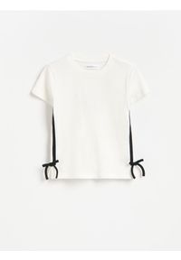 Reserved - Prążkowany t-shirt z kokardami - złamana biel. Typ kołnierza: kokarda. Materiał: prążkowany #1