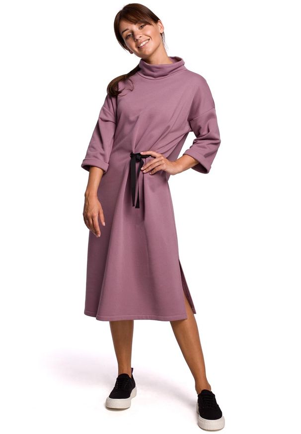 MOE - Dzianinowa Sukienka z Wiązaniem w Pasie - Wrzosowa. Kolor: fioletowy. Materiał: dzianina