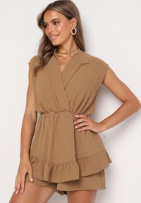 Born2be - Ciemnobeżowy Krótki Kombinezon z Falbankami i Kołnierzykiem Laravia. Kolor: beżowy. Długość: krótkie. Styl: wizytowy, elegancki #1