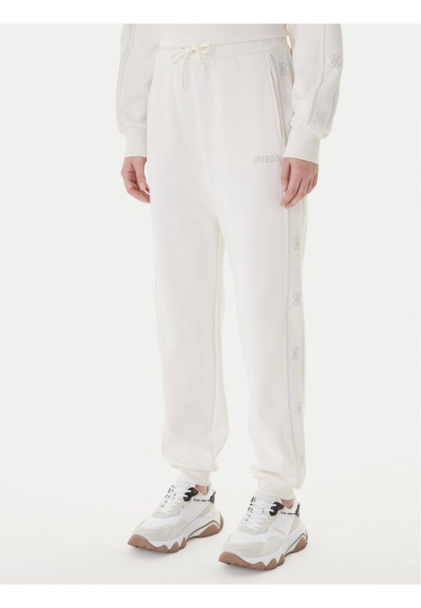 Guess Spodnie dresowe V5BB23 KCX22 Biały Regular Fit. Kolor: biały. Materiał: syntetyk