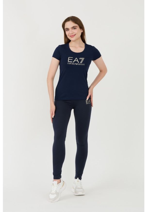 EA7 Emporio Armani - EA7 Granatowy damski t-shirt ze srebrnym logo, Rozmiar M. Kolor: niebieski