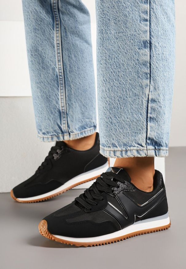 Renee - Czarne Sneakersy z Geometrycznym Wzorem i Metaliczną Wstawką Zolio. Okazja: na co dzień. Zapięcie: sznurówki. Kolor: czarny. Materiał: jeans. Wzór: geometria