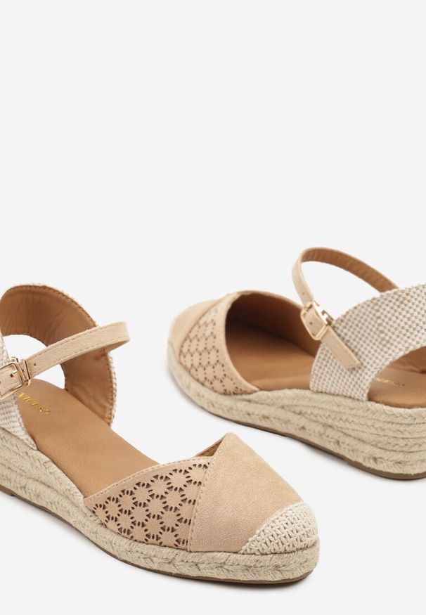 Born2be - Ciemnobeżowe Sandały Vices na Koturnie z Plecionką Eranethia. Okazja: na co dzień. Zapięcie: sprzączka. Kolor: beżowy. Materiał: jeans. Obcas: na koturnie. Styl: elegancki, casual, boho