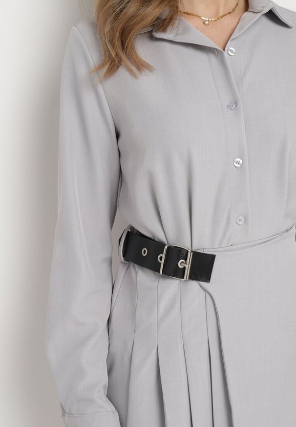 Born2be - Jasnoszara Sukienka Koszulowa z Plisowanym Asymetrycznym Dołem z Paskiem Vattea. Kolor: szary. Typ sukienki: koszulowe, asymetryczne