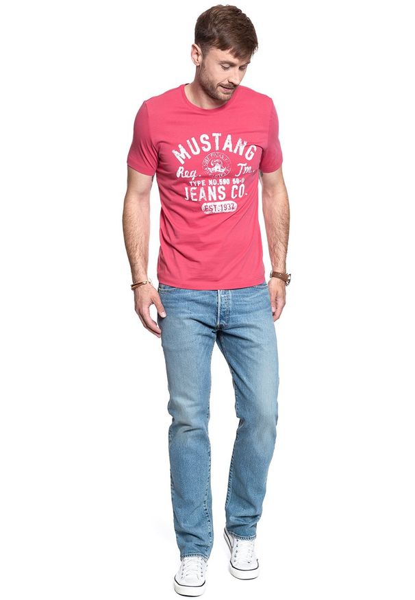 Mustang - MUSTANG T SHIRT MUSTANG T SHIRT Print Tee CLARET RED 1007520 8213. Wzór: nadruk