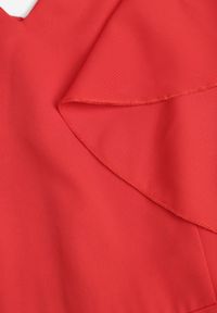 Renee - Czerwona Sukienka o Rozkloszowanym Kroju z Falbanami Bouchard. Typ kołnierza: dekolt w kształcie V. Kolor: czerwony. Materiał: tkanina. Wzór: jednolity, gładki. Styl: klasyczny, wizytowy. Długość: maxi #6