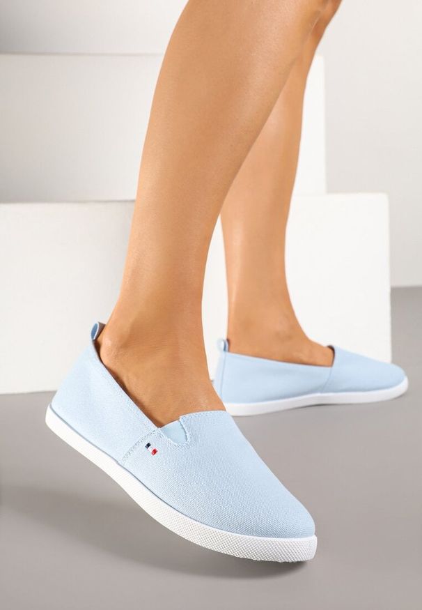 Renee - Jasnoniebieskie Tenisówki Vices Basic z Materiałowymi Gumkami Aretela. Okazja: na co dzień. Kolor: niebieski. Materiał: materiał. Styl: casual, elegancki