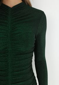 Born2be - Zielona Sukienka Błyszcząca z Marszczeniem Roogen. Typ kołnierza: kołnierzyk stójkowy. Kolor: zielony. Długość rękawa: długi rękaw. Długość: mini #6