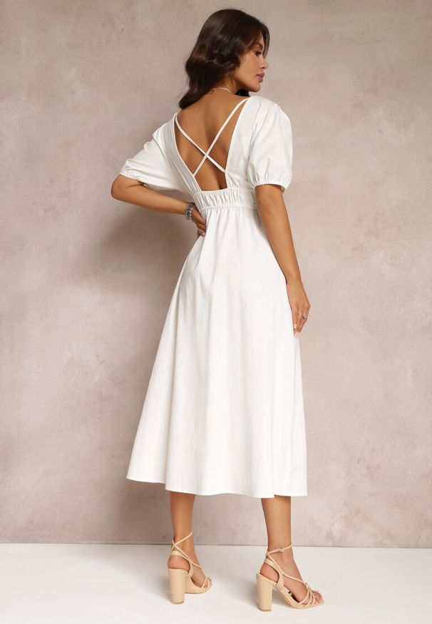 Renee - Biała Sukienka Midi z Gumką w Talii ze Skrzyżowanymi Paskami na Plecach Jorlyn. Kolor: biały. Wzór: paski. Styl: elegancki. Długość: midi