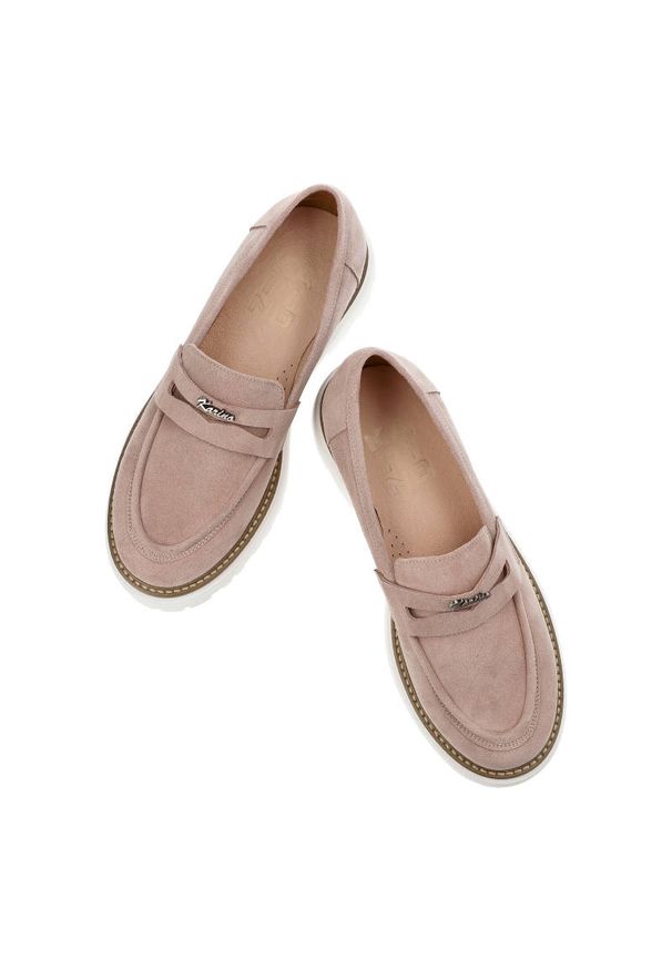 Różowe Półbuty Karino Wygodne Skórzane Mokasyny Damskie. Okazja: na co dzień. Kolor: różowy. Materiał: skóra. Wzór: aplikacja. Styl: elegancki, casual