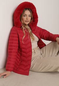 Born2be - Czerwona Pikowana Kurtka Przejściowa z Kapturem i Ściągaczami po Bokach Fezika. Okazja: na spacer, na co dzień. Typ kołnierza: kaptur. Kolor: czerwony. Materiał: futro, poliester, jeans. Styl: casual #1