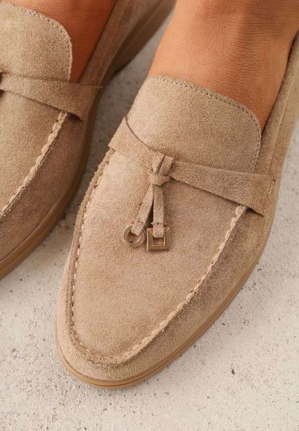 Born2be - Ciemnobeżowe Lekkie Mokasyny VICES z Metalowymi Ozdobami i Skórzaną Wkladką Adrialee. Nosek buta: okrągły. Kolor: beżowy. Materiał: skóra. Wzór: aplikacja. Obcas: na obcasie. Styl: klasyczny. Wysokość obcasa: niski