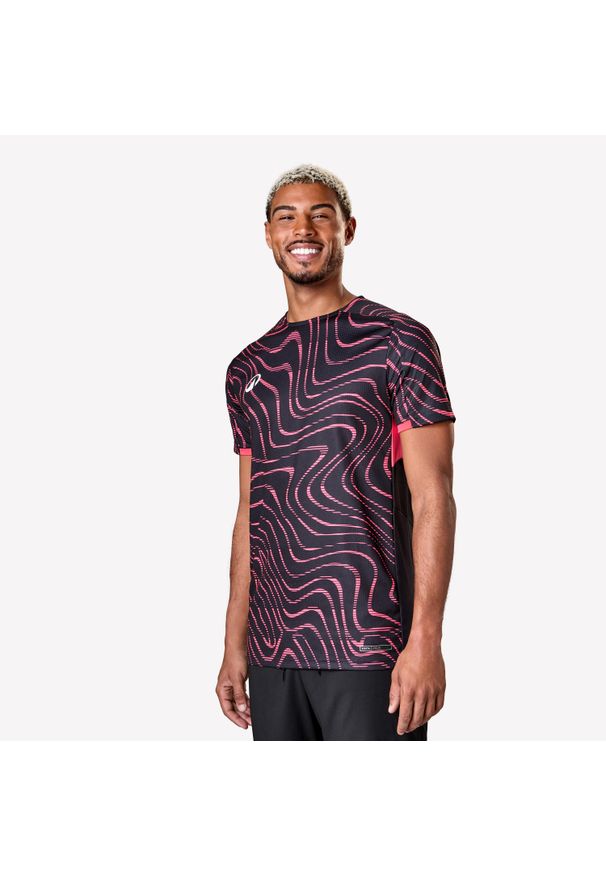 KIPSTA - Koszulka piłkarska krótki rękaw Kipsta Viralto Topo. Kolor: czerwony, różowy, wielokolorowy, czarny. Materiał: poliester, materiał, tkanina. Długość rękawa: krótki rękaw. Długość: krótkie. Sport: piłka nożna