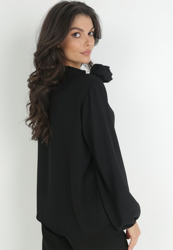 Born2be - Czarna Bluzka z Ozdobnym Dekoltem Gomi. Kolor: czarny. Długość rękawa: długi rękaw. Długość: długie. Wzór: kwiaty