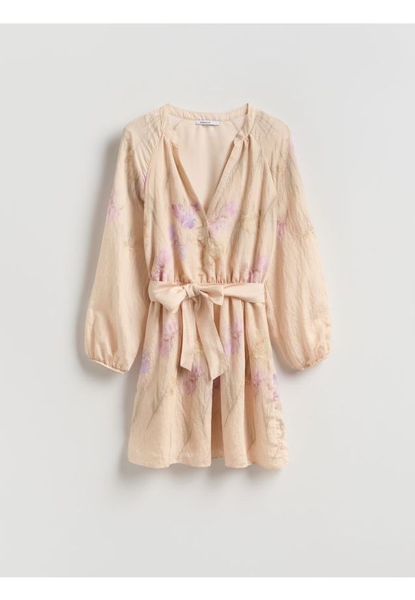 Reserved - Sukienka mini z modalem - kremowy. Kolor: kremowy. Materiał: tkanina. Długość: mini