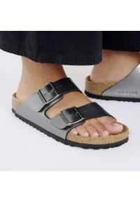 Birkenstock - Klapki damskie BIRKENSTOCK ARIZONA BF. Okazja: na co dzień. Kolor: szary. Materiał: mikrofibra, skóra, syntetyk, materiał. Wzór: paski. Sezon: lato. Styl: casual, elegancki