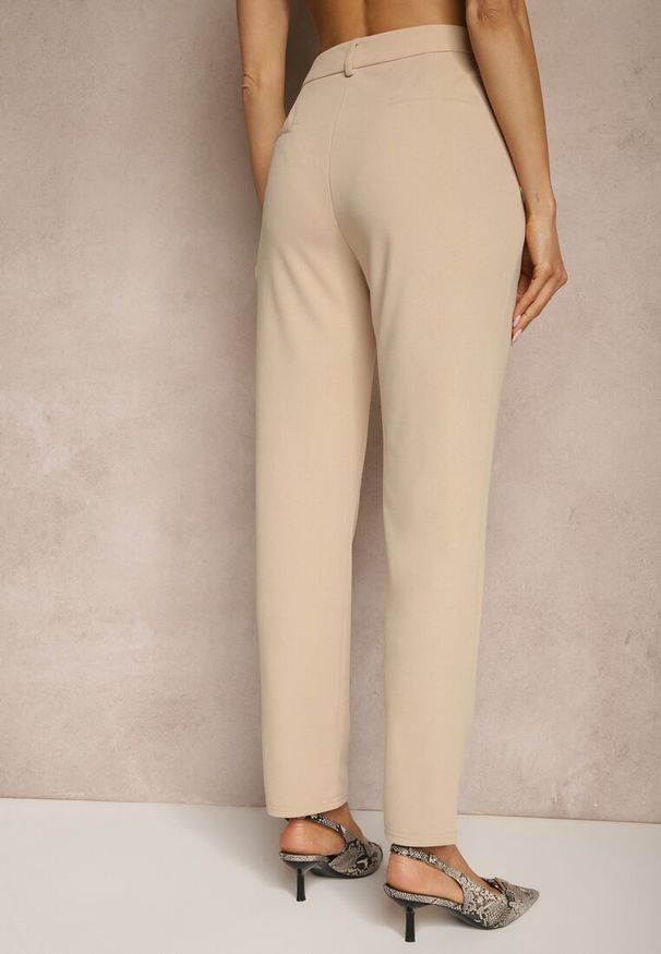 Renee - Jasnobeżowe Spodnie z Wiskozą o Garniturowym Kroju High Waist Senaridra. Okazja: na co dzień. Stan: podwyższony. Kolor: beżowy. Materiał: wiskoza. Styl: elegancki, casual, klasyczny