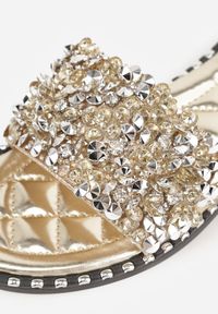 Renee - Złote Klapki Zdobione Biżuteryjnymi Aplikacjami Colsyn. Kolor: złoty. Materiał: len, koronka. Wzór: aplikacja. Sezon: lato #5