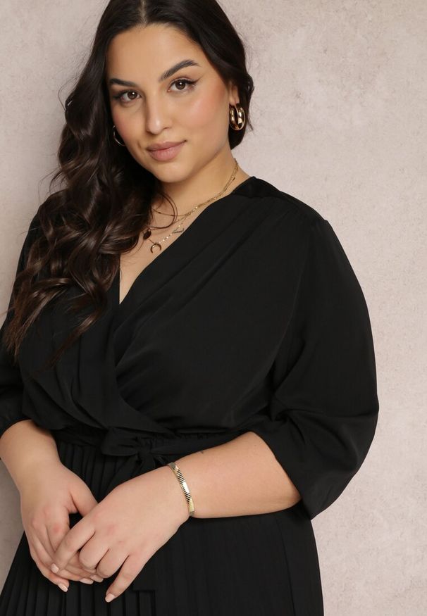 Renee - Czarna Kopertowa Sukienka z Gumką i Paskiem w Talii Zdobiona Plisowaniem Kaylina. Kolekcja: plus size. Kolor: czarny. Wzór: aplikacja. Typ sukienki: kopertowe