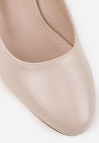 Born2be - Ciemnobeżowe Czółenka VICES na Obcasie z Odkrytą Piętą i Geometrycznym Akcentem Terraspa. Okazja: na co dzień. Zapięcie: sprzączka. Kolor: beżowy. Wzór: geometria. Obcas: na obcasie. Styl: casual. Wysokość obcasa: średni #6