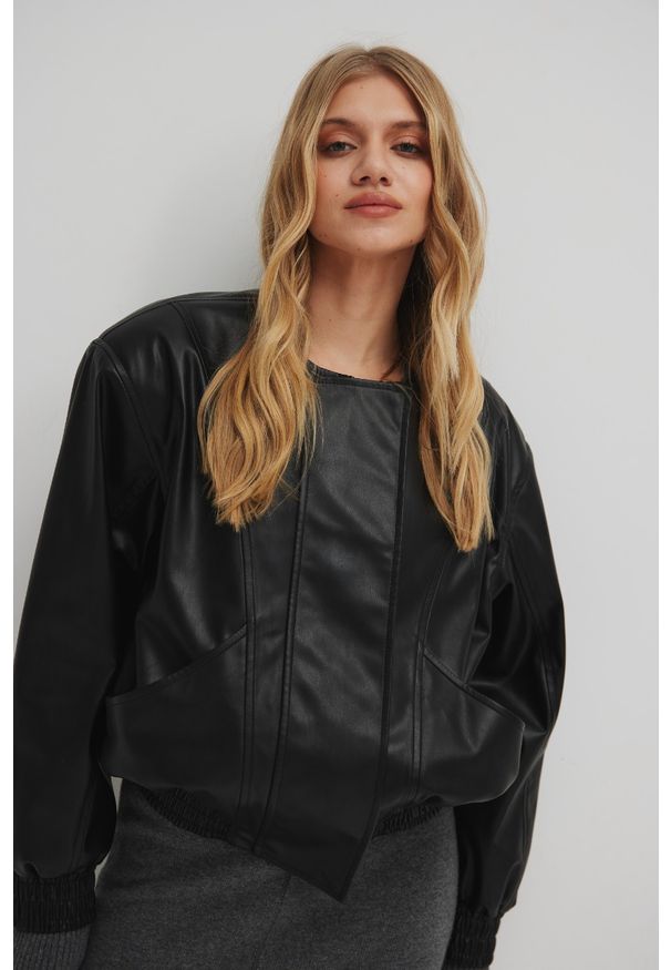 Marsala - Kurtka bomberka z eko skóry w kolorze CZARNYM - CABRA. Typ kołnierza: dekolt w kształcie V. Kolor: czarny. Materiał: skóra. Wzór: aplikacja