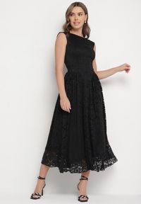 Born2be - Czarna Koronkowa Sukienka o Rozkloszowanym Kroju z Odkrytymi Plecami Nelamia. Okazja: na co dzień, na imprezę. Kolor: czarny. Materiał: koronka. Długość rękawa: bez rękawów. Styl: casual, elegancki, wizytowy #1