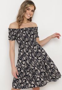 Born2be - Granatowa Bawełniana Sukienka z Dekoltem Typu Hiszpanka i Lekką Falbanką Hannesia. Okazja: na co dzień. Typ kołnierza: dekolt hiszpanka. Kolor: niebieski. Materiał: bawełna. Sezon: wiosna, lato. Styl: elegancki, casual. Długość: mini #6