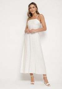 Born2be - Biała Rozkloszowana Sukienka z Wiskozą Meravela. Okazja: na co dzień. Kolor: biały. Materiał: wiskoza. Długość rękawa: na ramiączkach. Styl: casual, elegancki #1