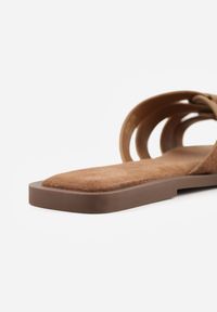 Born2be - Brązowe Klapki na Płaskiej Podeszwie z Przeplatanymi Paskami Genineva. Okazja: do pracy, na co dzień, na spotkanie biznesowe, na spacer. Kolor: brązowy. Materiał: len. Wzór: paski. Sezon: lato. Obcas: na płaskiej podeszwie. Styl: elegancki, biznesowy, casual #5