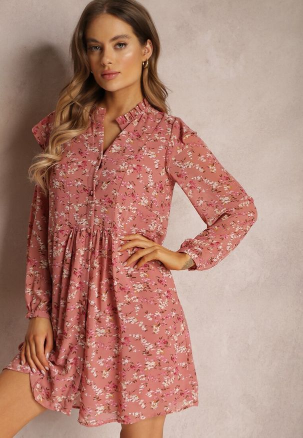 Renee - Różowa Sukienka Rozkloszowana w Kwiaty Keilana. Typ kołnierza: kołnierz z falbankami. Kolor: różowy. Materiał: tkanina. Długość rękawa: długi rękaw. Wzór: kwiaty. Typ sukienki: rozkloszowane. Styl: klasyczny. Długość: mini