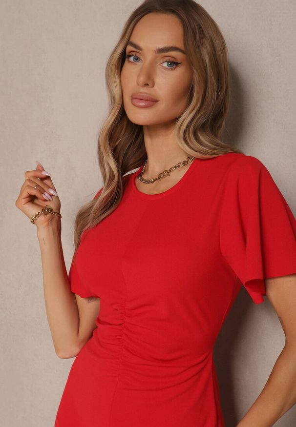 Renee - Czerwona Sukienka o Rozkloszowanym Kroju z Marszczeniem Odarene. Kolor: czerwony. Styl: klasyczny