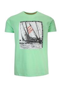 MCL - T-Shirt Męski Zielony z Nadrukiem w Żaglówkę, Koszulka, Krótki Rękaw, U-neck. Okazja: na co dzień. Kolor: zielony. Materiał: bawełna, elastan. Długość rękawa: krótki rękaw. Długość: krótkie. Wzór: nadruk. Sezon: wiosna, lato. Styl: casual #1