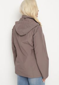 Born2be - Jasnobrązowa Kurtka o Prostym Kroju z Odpinanym Kapturem Nusanelis. Okazja: na co dzień. Kolekcja: plus size. Kolor: brązowy. Materiał: jeans. Styl: sportowy, klasyczny, elegancki, casual #5