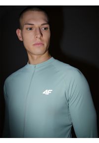 4f - Longsleeve rowerowy szybkoschnący męski - turkusowy. Typ kołnierza: kołnierzyk stójkowy. Kolor: turkusowy. Materiał: syntetyk, włókno, dzianina, materiał. Długość rękawa: długi rękaw. Długość: krótkie. Wzór: gładki, ze splotem. Styl: sportowy, klasyczny