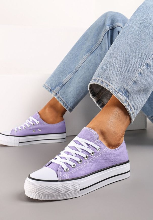 Renee - Jasnofioletowe Krótkie Trampki Sznurowane Rosasnowa. Okazja: na co dzień. Kolor: fioletowy. Materiał: jeans. Styl: klasyczny, casual, elegancki