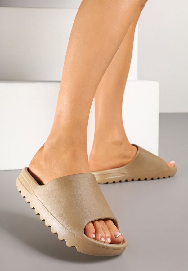 Renee - Ciemnobeżowe Basicowe Klapki Elliessa. Okazja: na co dzień. Kolor: beżowy. Obcas: na obcasie. Styl: casual. Wysokość obcasa: niski