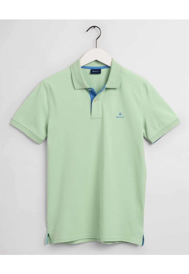 GANT - Pastelowo zielony t-shirt polo z kontrastowym logo. Typ kołnierza: polo. Kolor: zielony. Materiał: materiał. Wzór: haft. Sezon: lato. Styl: klasyczny, wakacyjny