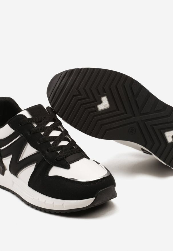 Renee - Czarno-Białe Płaskie Sneakersy ze Sznurowaniem z Metalicznymi Wstawkami Remarie. Nosek buta: okrągły. Zapięcie: sznurówki. Kolor: czarny. Obcas: na obcasie. Wysokość obcasa: niski